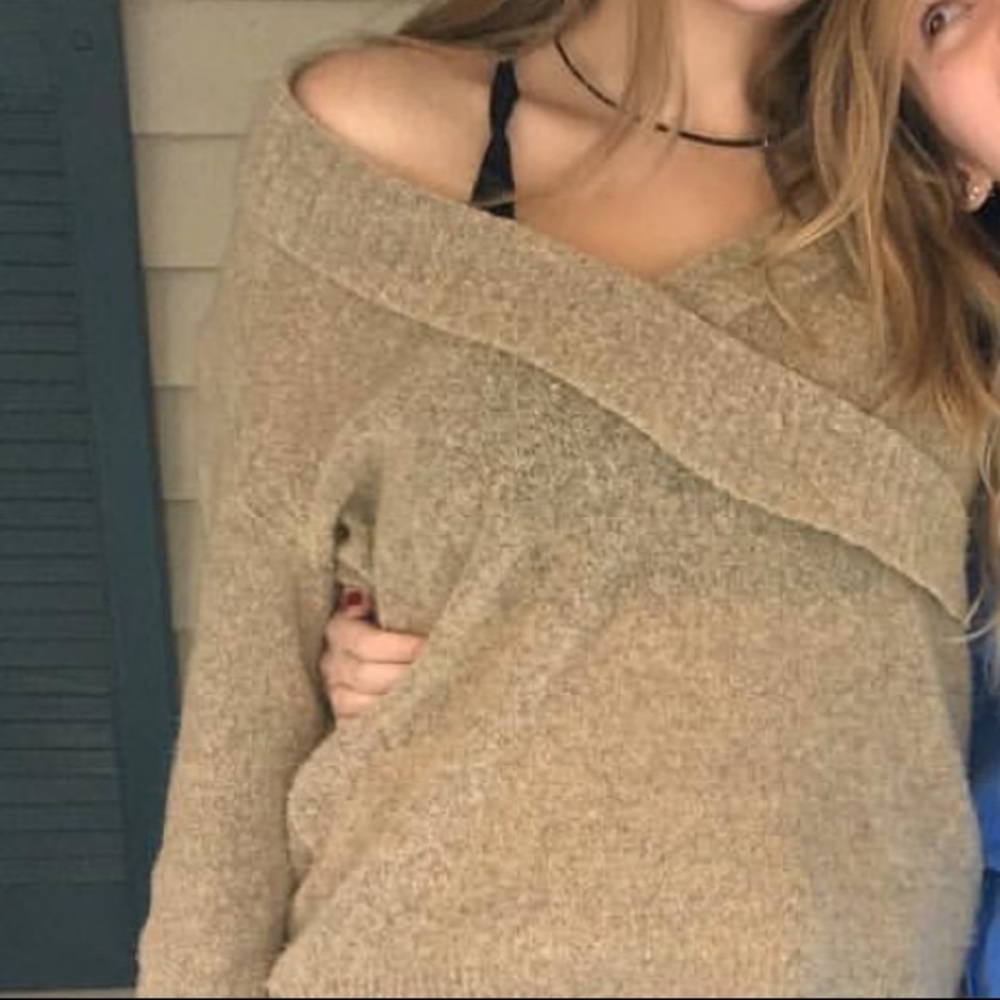 Comfy tan sweater 😊 over shoulder super trendy